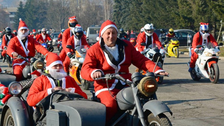 250 рокери, облечени като Дядо Коледа, преминаха през Плевен