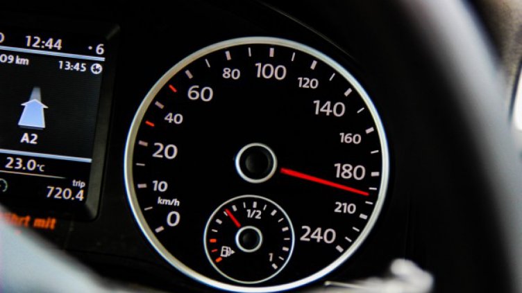 Издирват жена, "летяла" с 200 км/ч на пътя