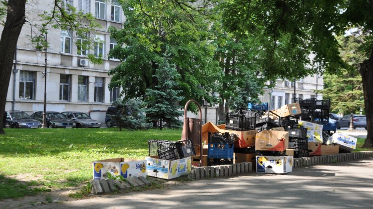 Мързеливи търговци замърсяват центъра с боклуци (СНИМКИ)