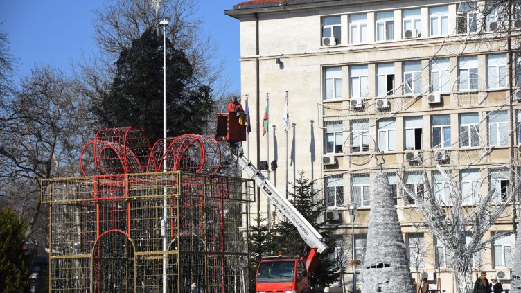 Започна свалянето на коледната украса във Варна
