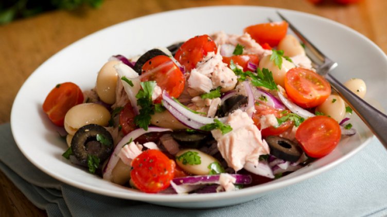 Салата с боб и риба тон