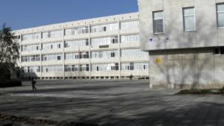 Мъж нахлу в гимназия в Добрич 