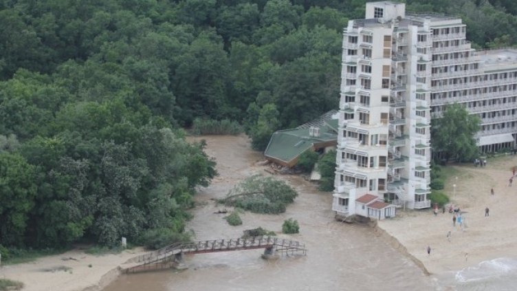 Няма анулирани почивки или заявки за предсрочно прибиране на туристи заради наводненията