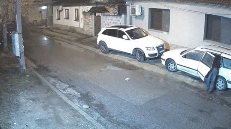 Мъж тараши коли в кв. "Хр.Ботев" във Варна (Видео)