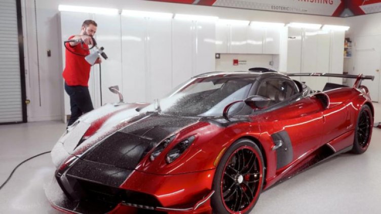 Как се мие скъпарска карбонова хиперкола за "скромните" 3,5 млн евро? (ВИДЕО)