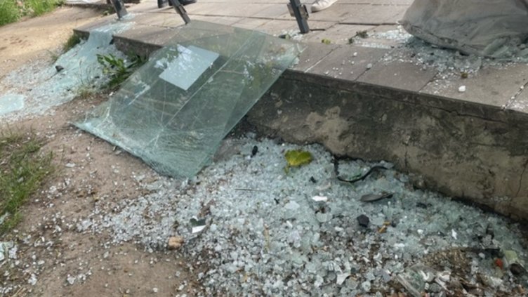 Потрошената от "Мерцедес" спирка до Окръжна болница още не е оправена