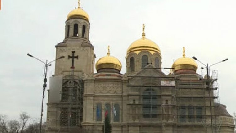 Катедралата във Варна грее с нова позлата за Коледа