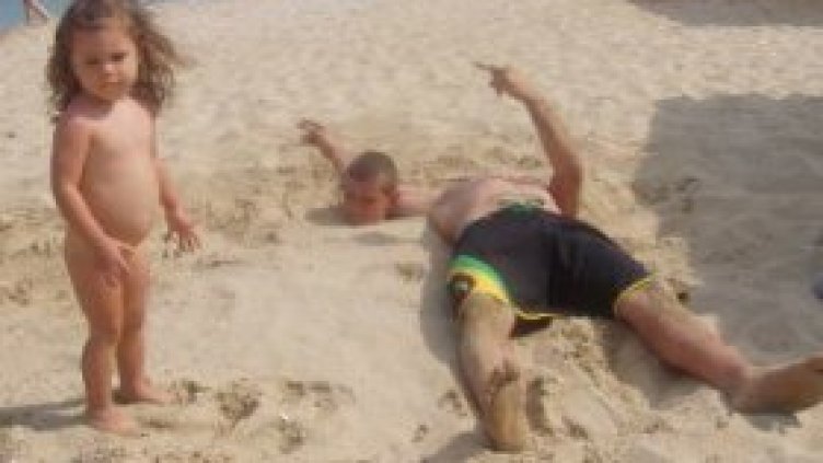 С деца на море. Един плажен ден на средностатистическо българско семейство