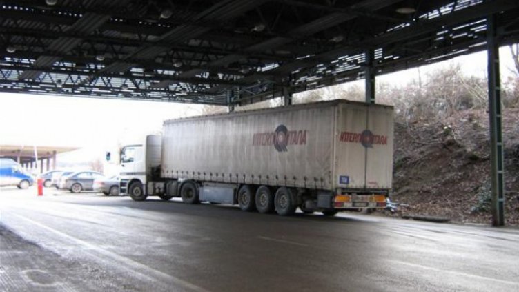 Хванаха двама афганистанци в шуменско село, пътували върху резервната гума на ТИР