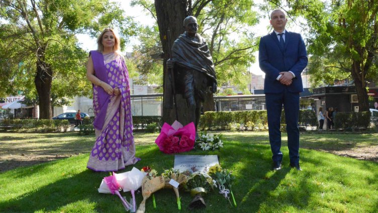 Откриха паметник на Махатма Ганди във Варна
