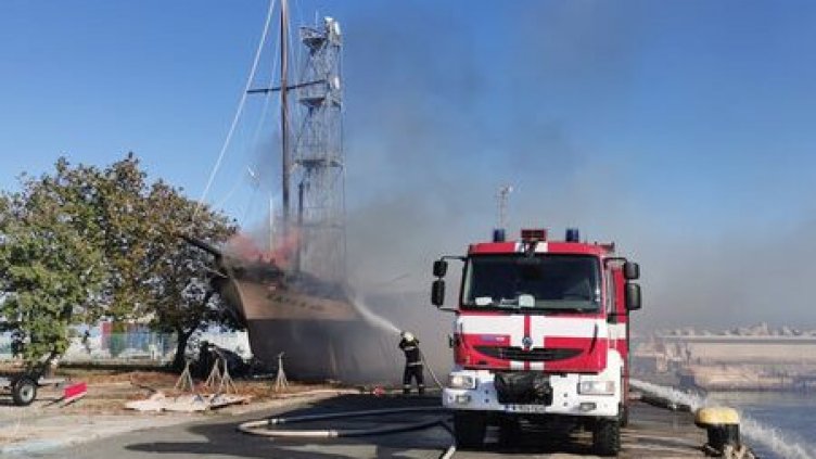 Ужас! 4 яхти изгоряха при пожар на роден порт