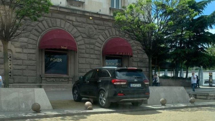 Тити дълго не трае, възкачи джипа си на тротоар насред жълтите павета