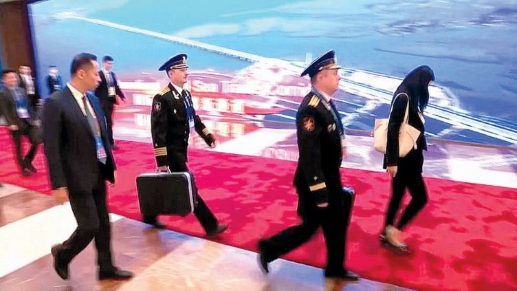 Путин е с ядреното куфарче в Пекин