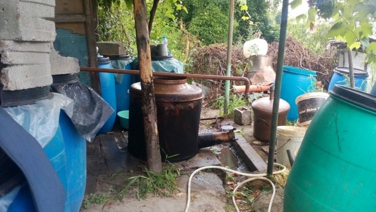 Спипаха незаконен казан за ракия край Варна