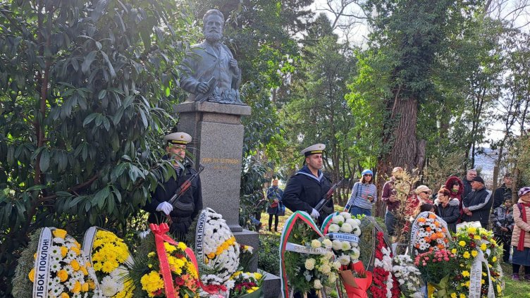 Варна се поклони пред паметта на Ботев (СНИМКИ)