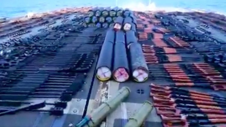 US крайцер задържа руски кораб с ракети. За кого са предназначени?