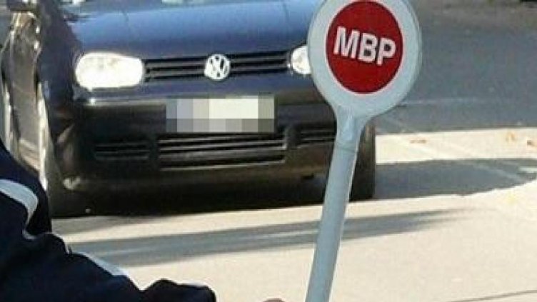 С фуражката и палката на тате, а по къси гащи... спипаха тийнейджър катаджия