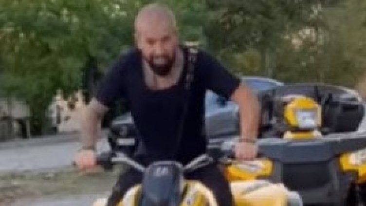 Динко пак във форма. Метна се на АТВ и с ВИДЕО послание към душманите си 