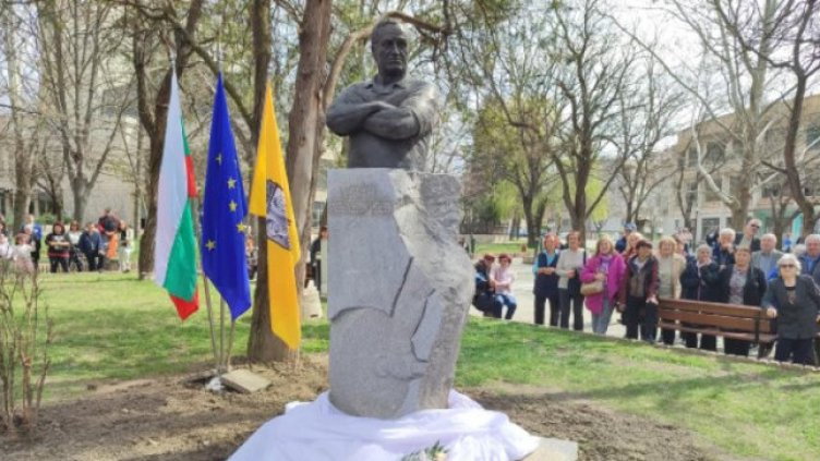 Откриха паметник на Иван Абаджиев в Нови пазар