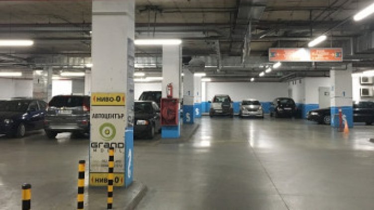 400 лв. глоба за ексхибиционист, обикалял гол в паркинга на варненски мол