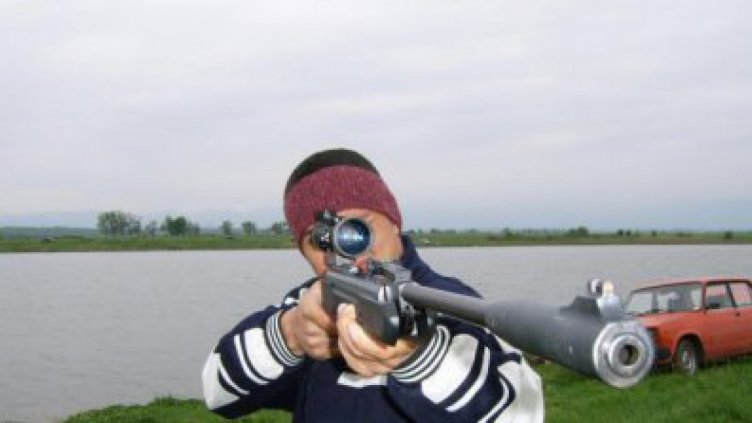 Тийнейджър простреля дете с въздушна пушка