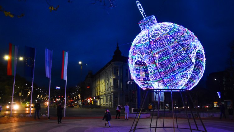Варна посреща Коледа без концерт, но с красива украса (СНИМКИ)