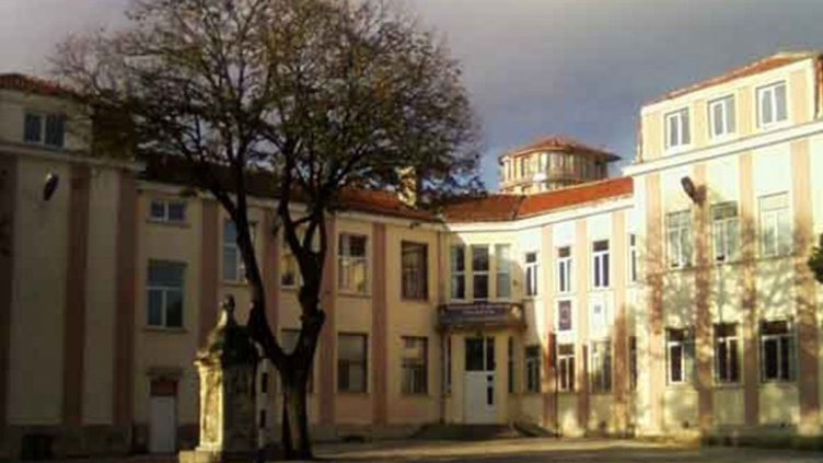 Опасно се наклони оградата на Търговската гимназия във Варна, режат 11 дървета