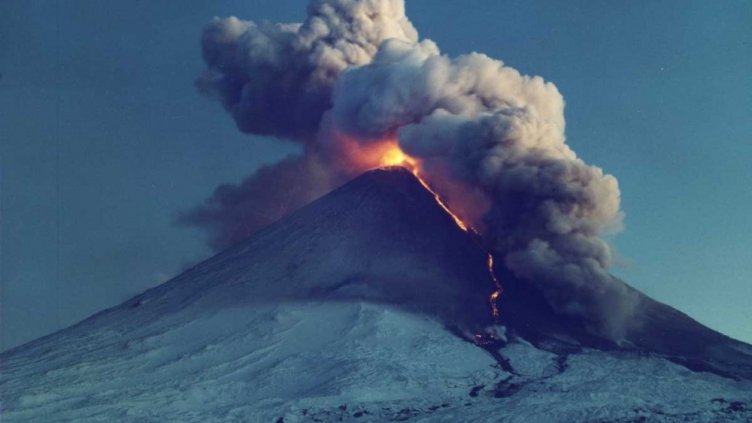Има опасност за полетите заради четири изригващи вулкана в Камчатка