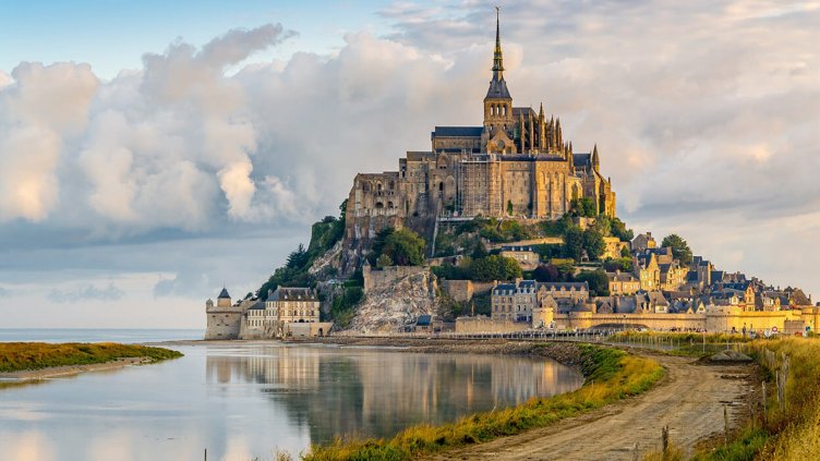 Полицията евакуира туристи от остров Мон Сен Мишел 