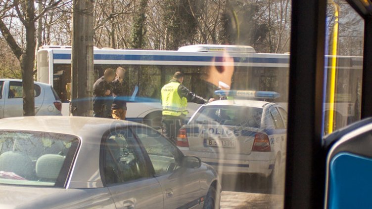 Мъж хвърли камък по автобус на градския транспорт във Варна