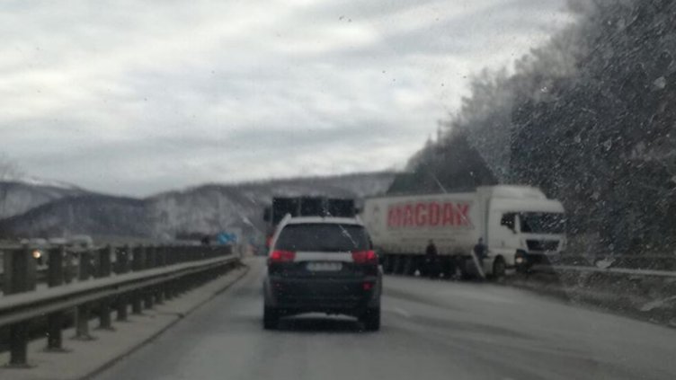 Тир влезе в насрещното на АМ „Хемус” и се удари в скат