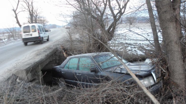 Пиян с "Мерцедес" блъсна "Ауди" и се катурна в река