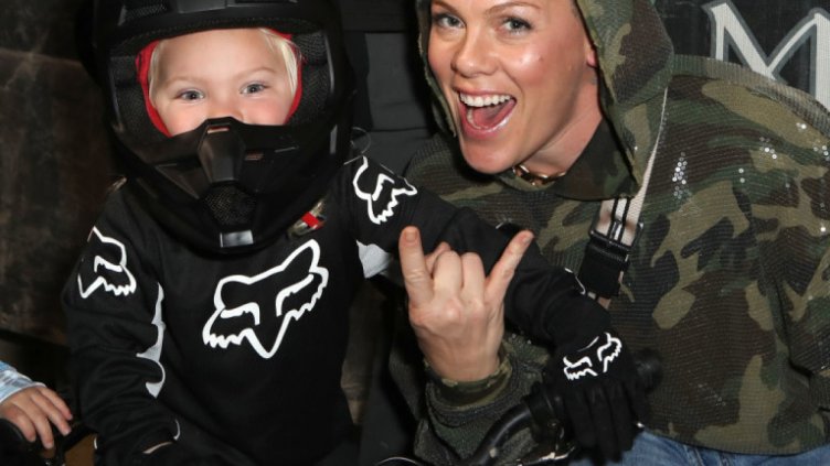 Коронавирусът зарази и Пинк