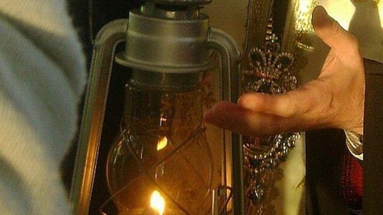 Дете счупило българския фенер за Благодатния огън