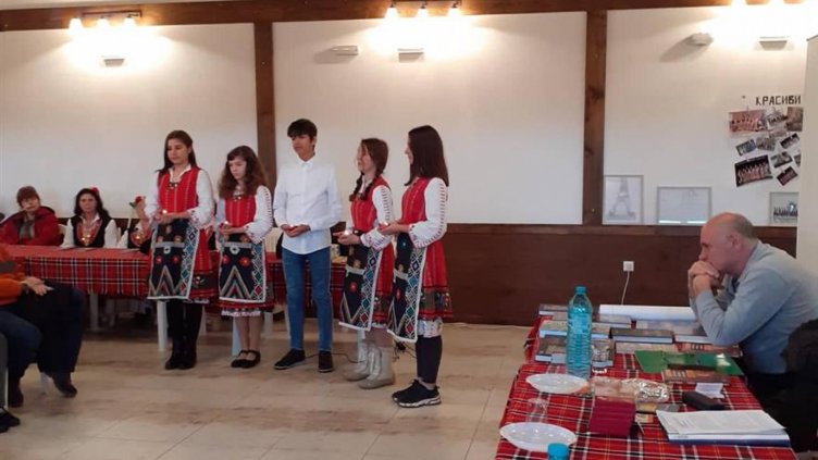 С урок по родолюбие и изложба село Климентово посрещна празника си