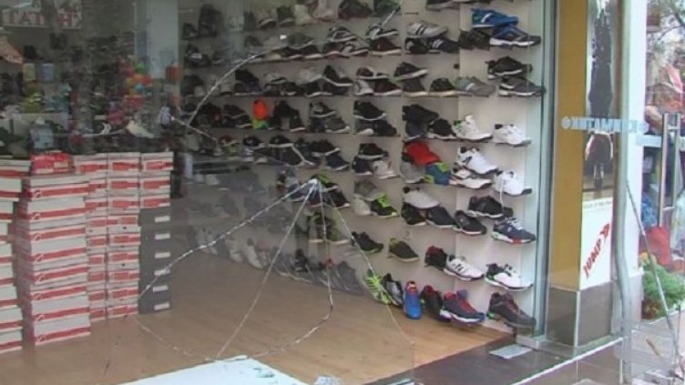 Гол и бесен изпотроши витрини в Пазарджик