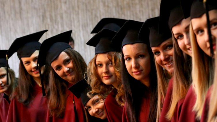 От 202-ма абсолвенти 80 са отличници