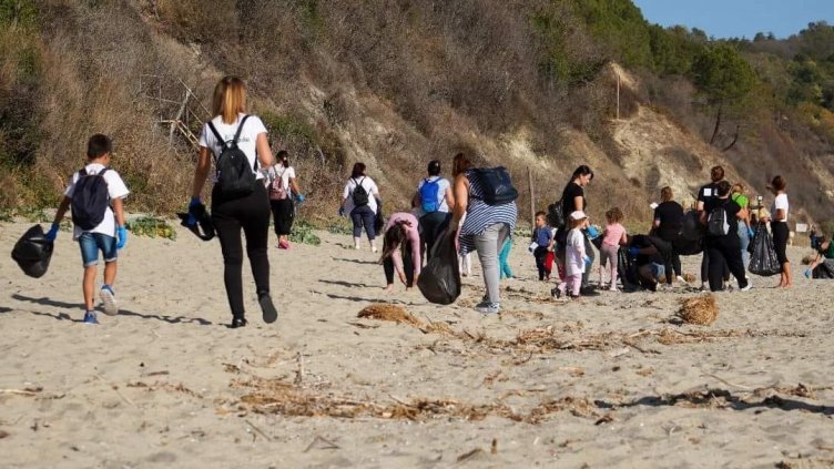 Чистят плаж край Варна по повод Международния ден на Черно море