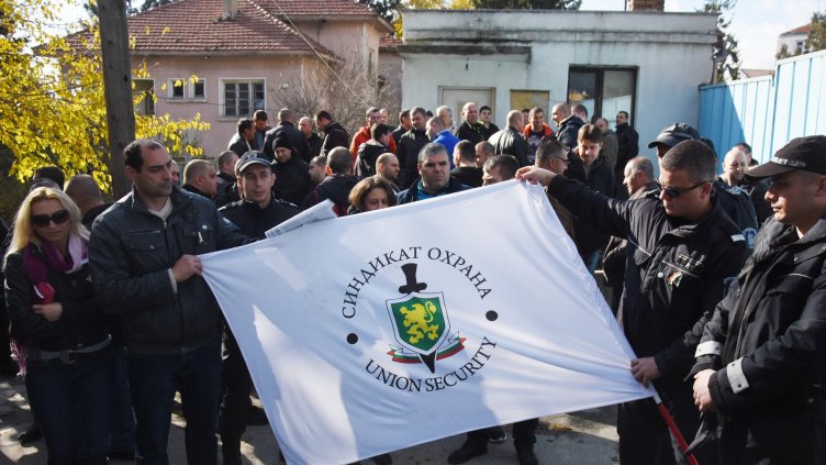 И надзирателите на затвора във Варна протестираха (СНИМКИ)