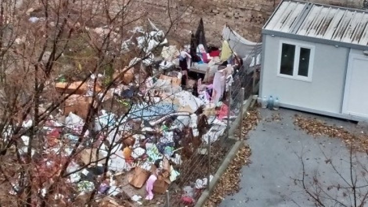 Варненец се жалва от камари с боклук в квартала си