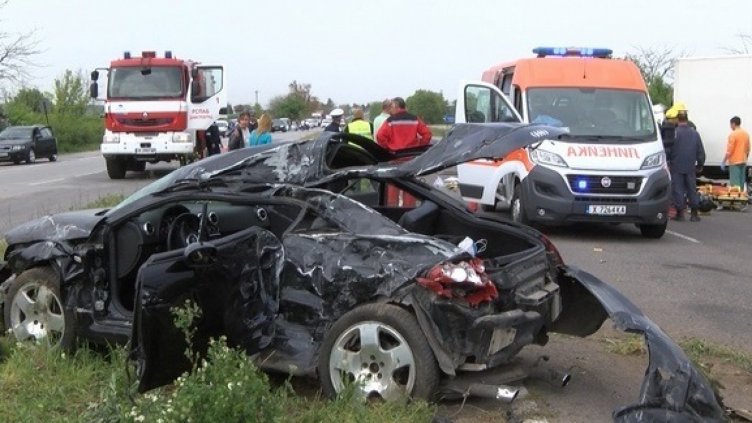 Двама души загинаха при катастрофа