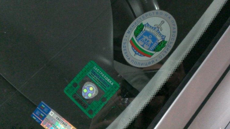 Забраниха да се лепят стикери на прокуратурата върху коли