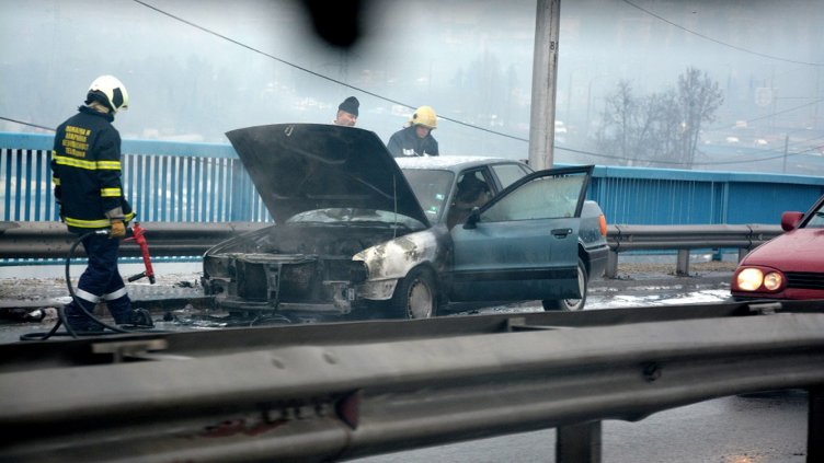 Ауди пламна в движение, блокира Аспарухов мост