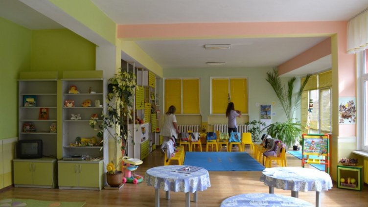 Забавачки ще гледат децата ни до 12 часа дневно