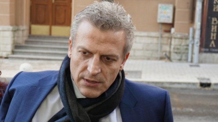 В главата на Миков – само сърпове и чукове