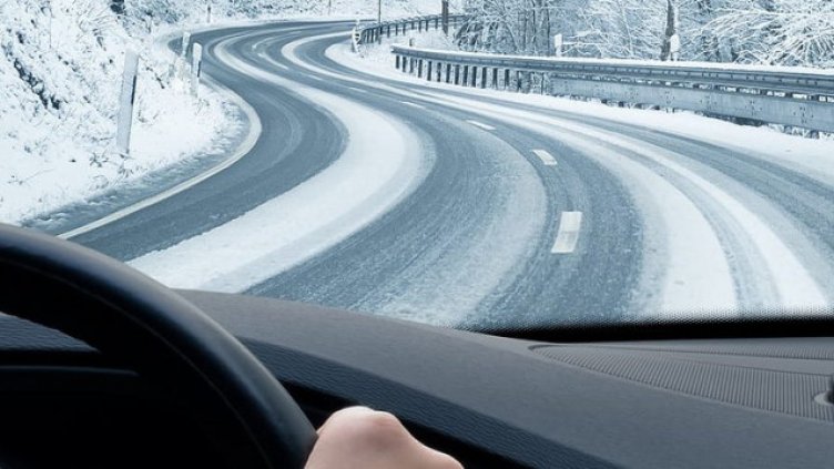 Защо през зимата колата ни завива надясно, завъртим ли волана наляво?