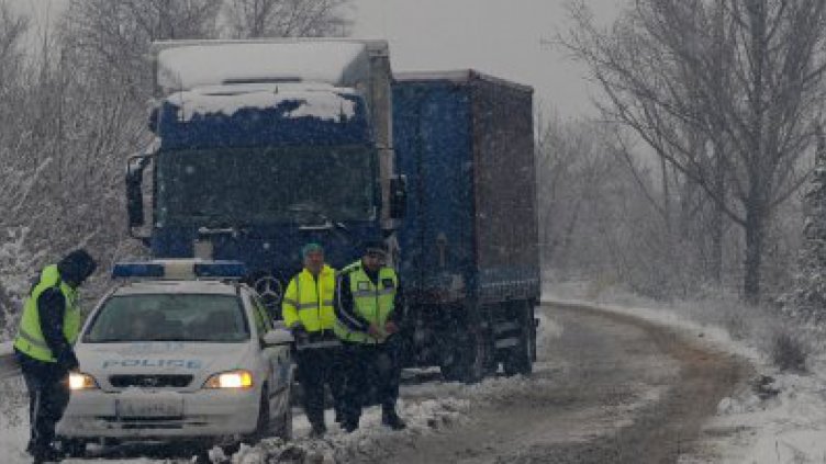 Три ТИР-а затвориха за час пътя Девин- Кричим