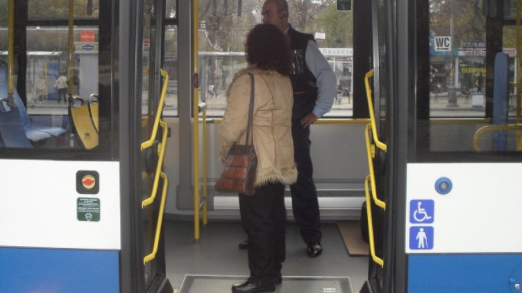 Двама пътници пострадаха в автобус на градския транспорт