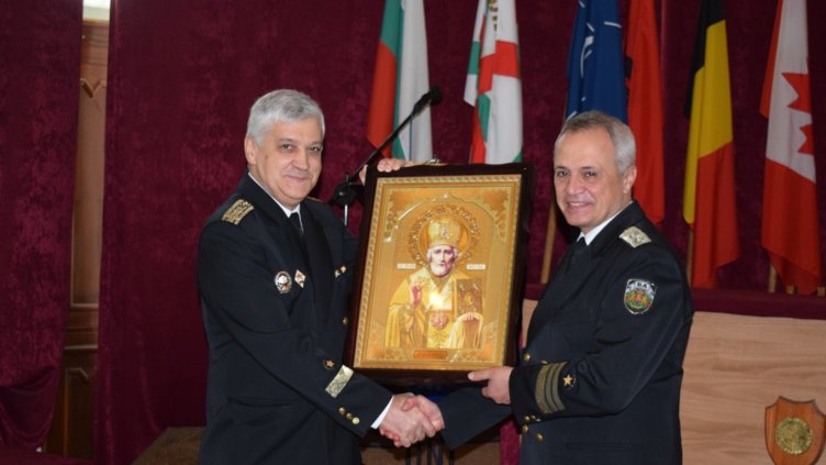 Зам.-началникък на Щаба на ВМС премина в запаса