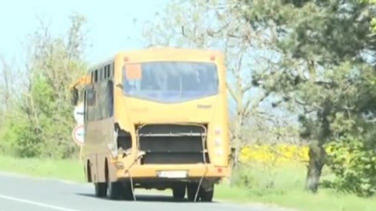 Пиян шофьор заби автобус с ученици в спрели коли